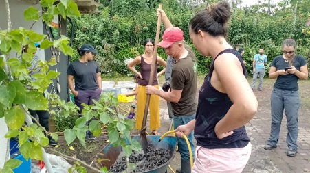 Agentes de la cadena de la construcción aprenden a cuidar el agua de Galápagos de forma ecológica y sustentable