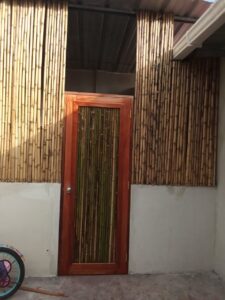 Daniel Sotomayor. Fusión con madera de cedrela y bambú carrizo para una puerta con pared decorativa