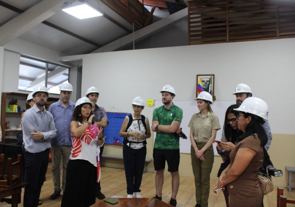 Comisario europeo de Medio Ambiente, Virginijus Sinkevičius, visitó el living lab de Santa Cruz junto a la Ministra del Ambiente, del Ecuador, Sade Fritschi, y resaltó al proyecto como “un modelo para América Latina en construcción sostenible que redefine la arquitectura: menos energía, menos emisiones y más confort”.